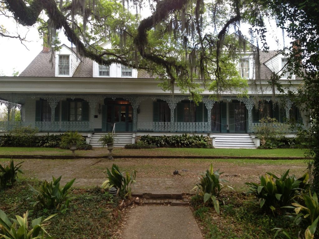 A_front_view_of_The_Myrtles_Plantation_2013-04-07_17-07-e1529445589136-1024x768.jpg