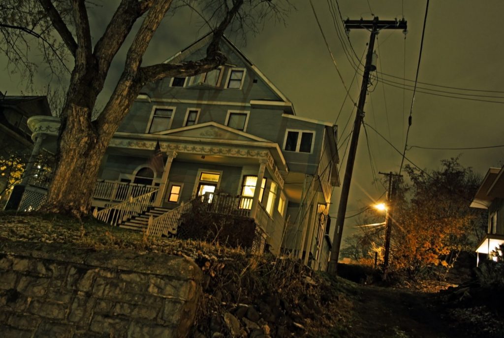 haunted-house-on-hill-1024x686.jpg