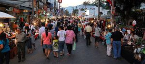 1024px-Chiang_Mai_sunday_evening_walking_street-300x133.jpg