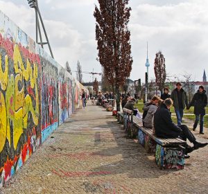 1098px-Mauerpark0-300x280.jpg