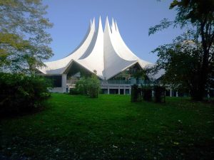 1280px-Tempodrom_Berlin_Blick_von_Westen-300x225.jpg