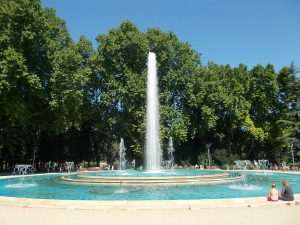 Funnel_and_waterjet._Musical_fountain_on_Margaret_Island._-_Budapest_Hungary-300x225.jpg