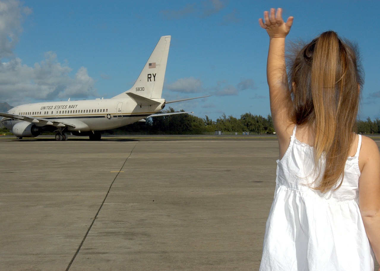 child-waving-goodbye-595429_1280-1541729894929.jpg