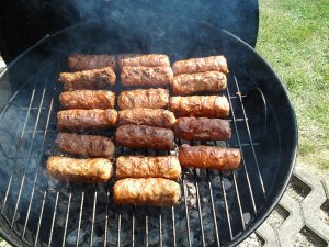 800px-Mititei_aufm_Grill-300x225.jpg