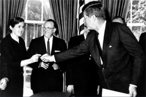 President_Kennedy__Frances_O._Kelsey_FDA_172_8212346106-300x201.jpg
