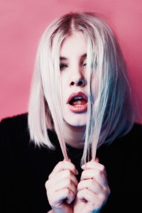 girl-2189245-200x300.jpg