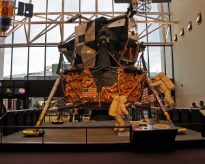 2700px-Lunar_Module_Smithsonian_01_2012_236-300x240.jpg