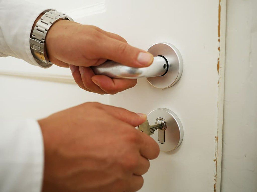 close-up-door-key-security-closed-close.jpg.optimal.jpg