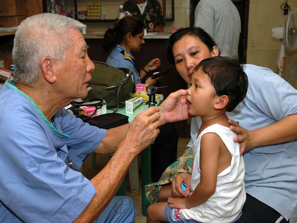 resize1_US_Navy_060606-N-3714J-080_Victor_Dizon_a_doctor_with_Aloha_Medical_Mission_examines_a_boy_at_Camp_Batista_during_a_Medical_and_Dental_Civil_Action_Project_hosted_by_the_U.S.jpg.optimal.jpg