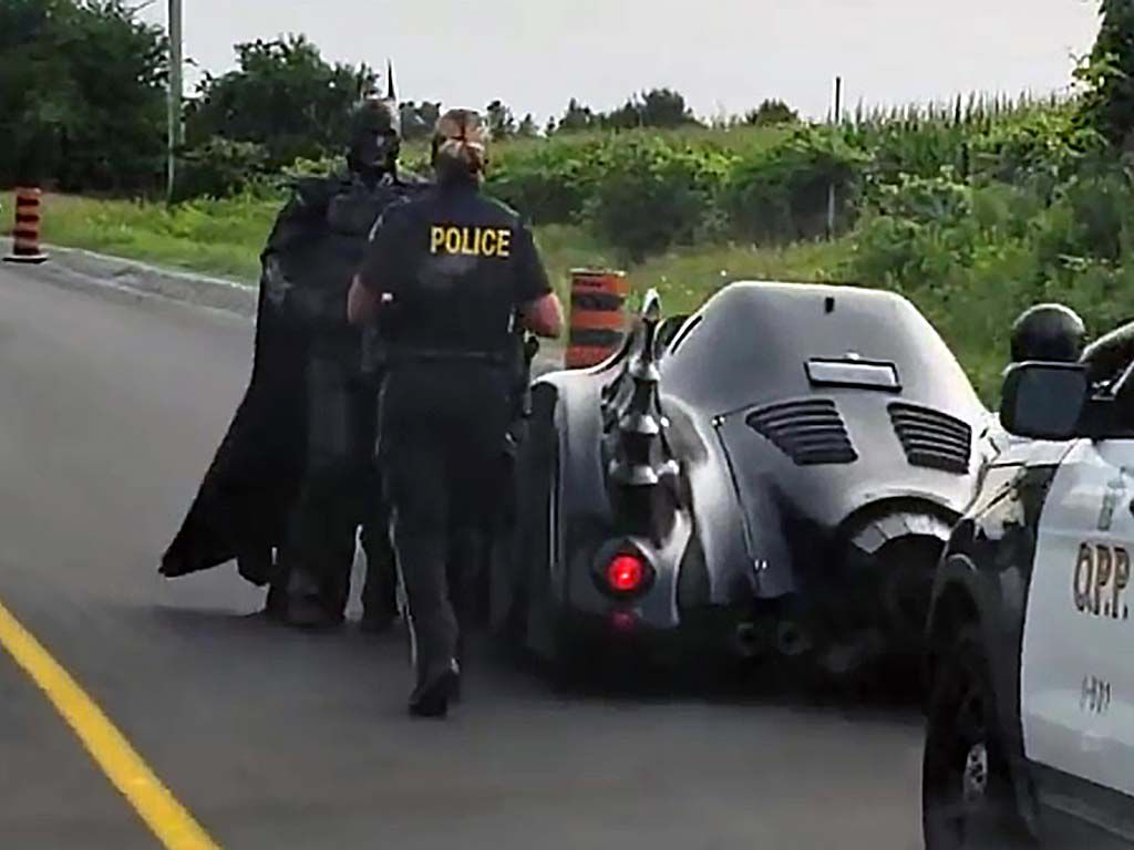 resizeBatman-Gets-Pulled-Over-For-a-Photo-With-the-Cops.jpg.optimal.jpg