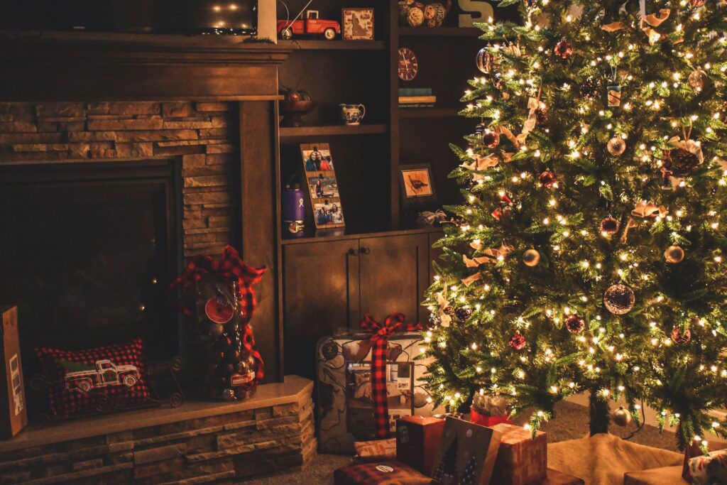 lighted-christmas-tree-1708601-1024x683.jpg.optimal.jpg