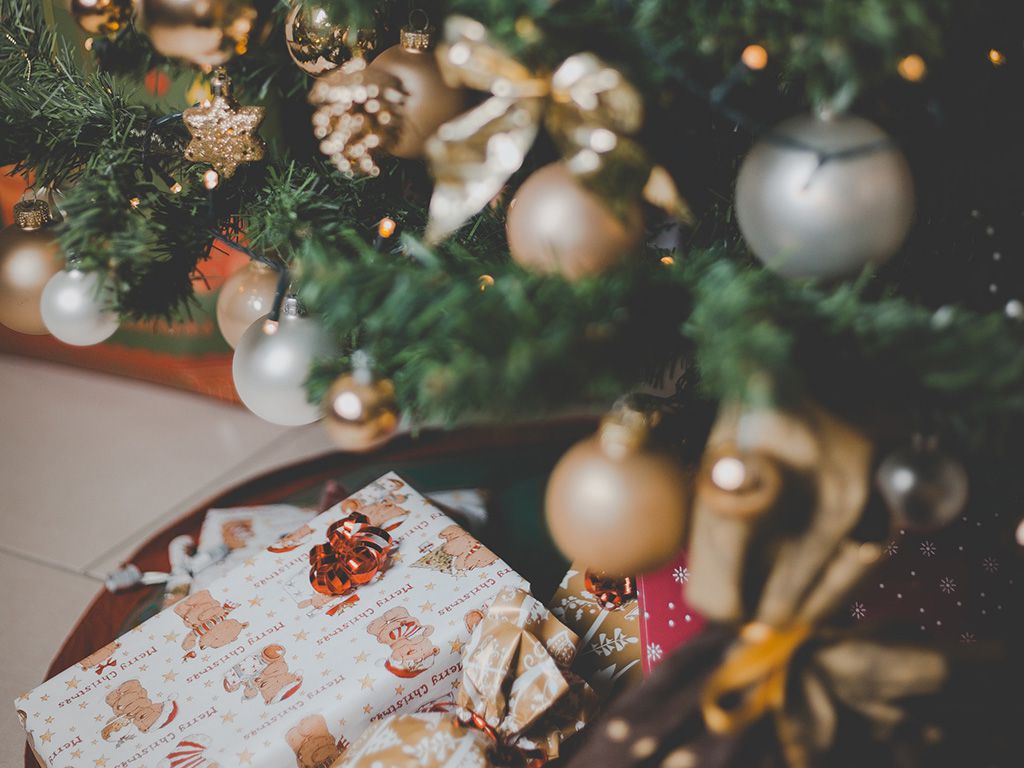 resizechristmas-baubles-on-christmas-tree-1669095.jpg.optimal.jpg