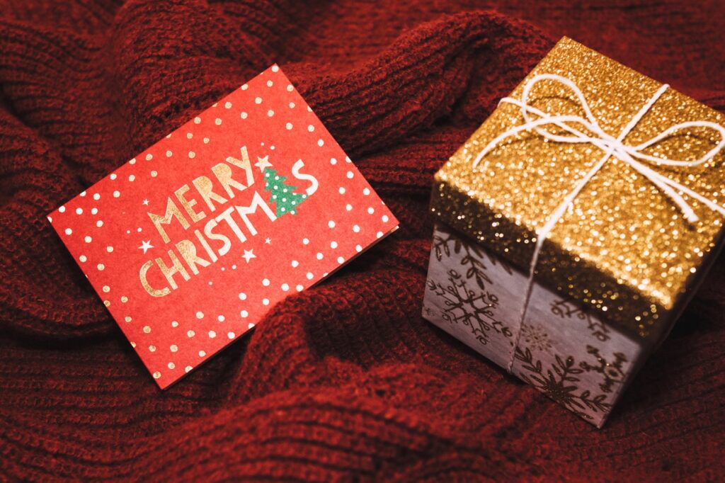 white-and-brown-christmas-gift-box-with-card-726228-1024x682.jpg.optimal.jpg